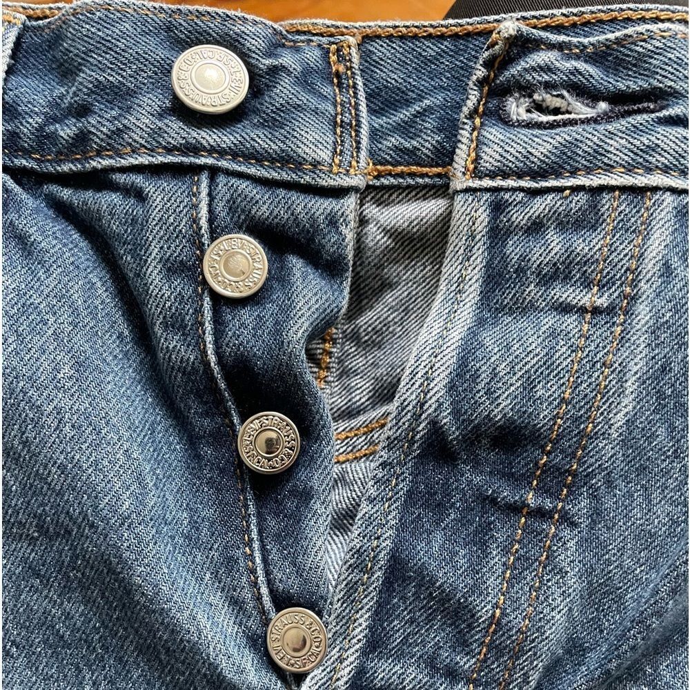 Levi's Premium Denim 501 High Rise Shorts Size 26 Raw Hem Medium Wash Button Fly - Picture 4 of 6